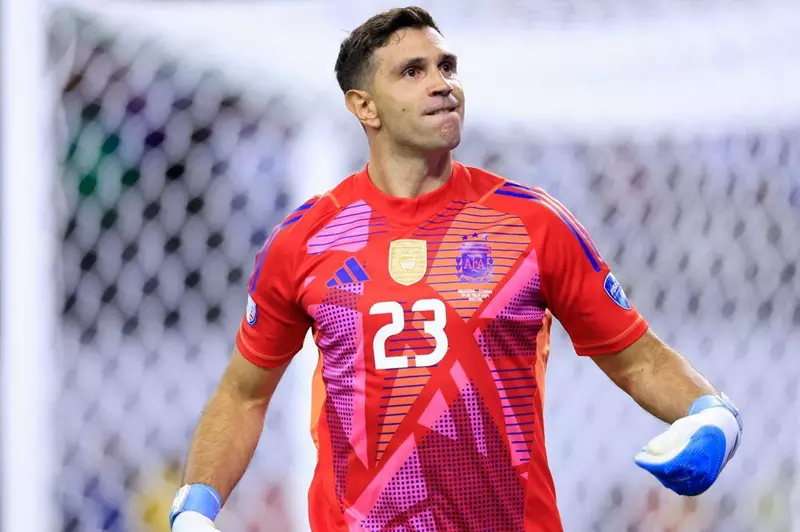 إيميليانو مارتينيز حارس منتخب الأرجنتين